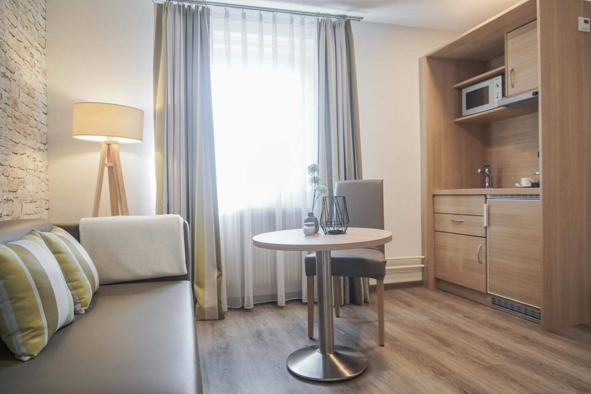 Hotel Garni In Der Breite アルプシュタット エクステリア 写真