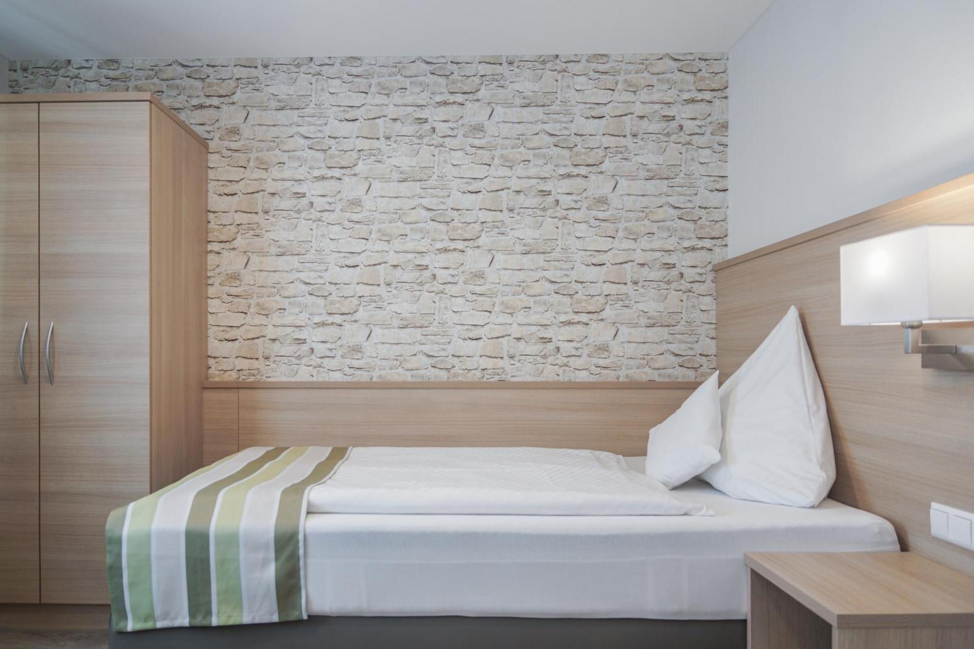 Hotel Garni In Der Breite アルプシュタット エクステリア 写真