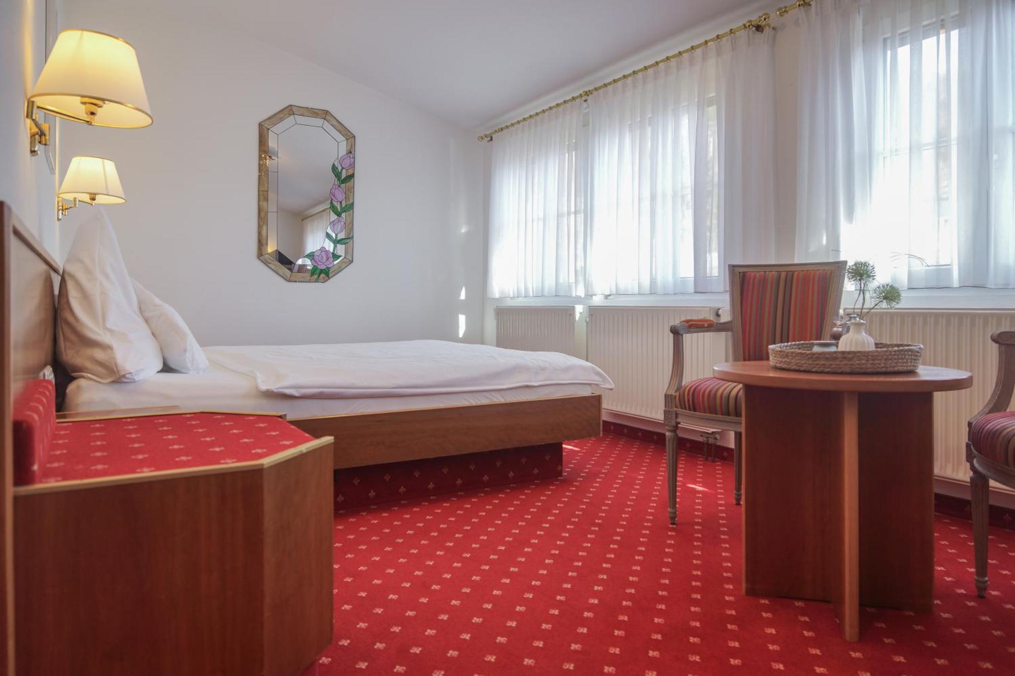 Hotel Garni In Der Breite アルプシュタット エクステリア 写真
